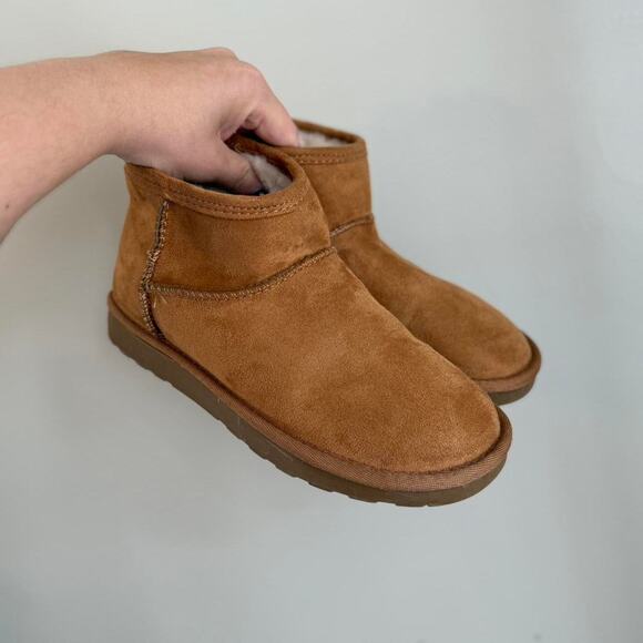 Tan and brown arizona boots with fur lining - Picture 2 of 4